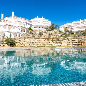 Bajo orientado al sureste de tres dormitorios en Nueva Andalucía