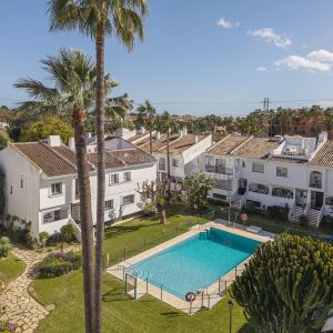 Aloha, Exquisitely renovated 4-bedroom townhouse in prime Nueva Andalucía