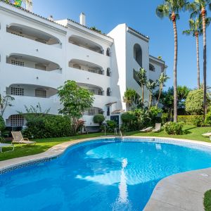 Duplex penthouse with sea views in Guadalmina Baja