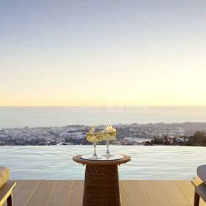 Benahavis, Appartement au premier étage avec piscine privée et vues sur la mer