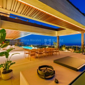 Benahavis, Villa meublée de cinq chambres avec vue imprenable sur la mer