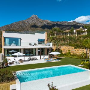 Современная вилла с видом на море в Marbella Hill Club
