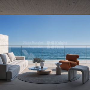 Chullera, Three-bedroom penthouse in beachfront complex in Manilva