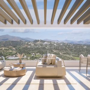 Las Mesas, Three-bedroom penthouse with solarium with sea views in Estepona