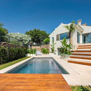 Haza del Conde, Villa contemporaine à l'âme balinaise à Nueva Andalucía