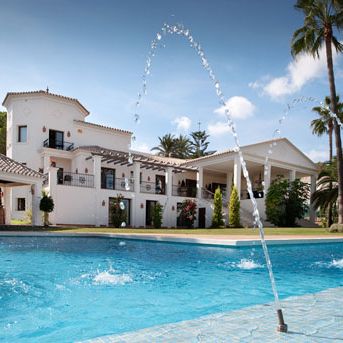 Chalet Totalmente Reformado con Detalles de Calidad, en venta en Marbella