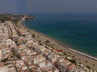 Beachfront apartment with stunning ocean view