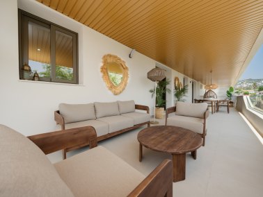 Terrace with wooden furniture and large mirror decoration – Estepona