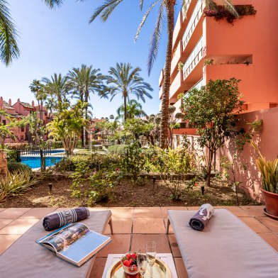 Excelente apartamento en la planta baja en Las Salinas, Estepona