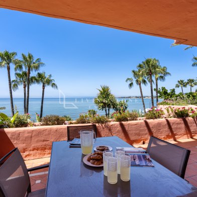 Beachside Apartment with Panoramic Views in Cabo Bermejo, Estepona