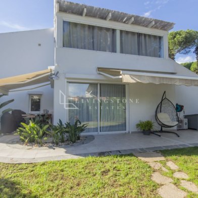 Casa adosada recientemente renovada en complejo cerrado con piscina y jardines, Marbella.