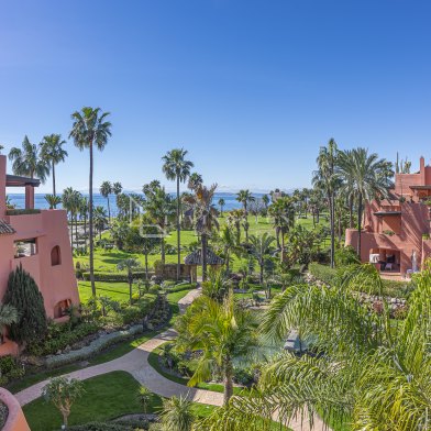 Apartamento renovado con vistas al mar en Cabo Bermejo, Estepona