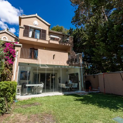 Espectacular chalet adosado en primera linea de playa con piscina comunitaria , pista de tenis y vistas al mar.