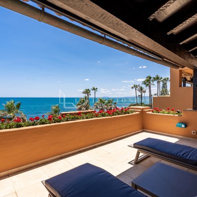 Excepcional Apartamento de 3 Dormitorios en Primera Línea de Playa en Venta en Los Granados del Mar, Estepona con Impresionantes Vistas al Mar