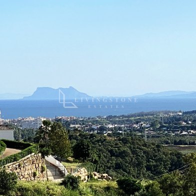 Exceptional plot with the fantastic panoramic and sea views!