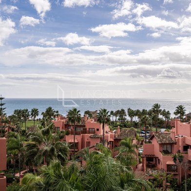 Fully renovated beachside penthouse with spectacular sea views!