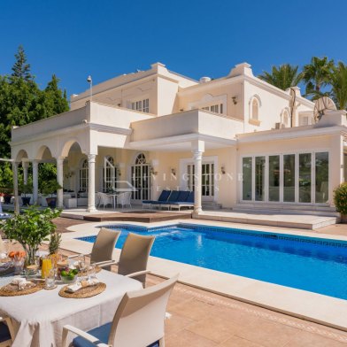 Classic style villa in the heart of Paraíso Medio, a quiet and pleasant residential area, surrounded by golf courses