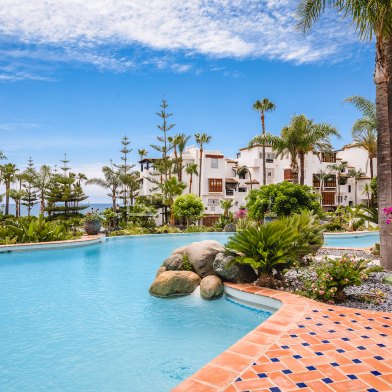 Apartamento totalmente renovado con orientación suroeste en jardines japoneses, Marina Puente Romano.