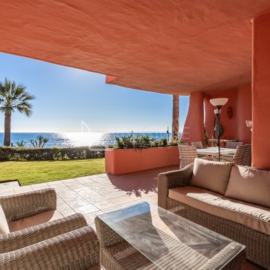 Lujoso Apartamento en Planta Baja con Vistas Panorámicas al Mar en Cabo Bermejo, Estepona