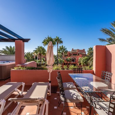 Elegant Beachside Penthouse in Menara Beach, Estepona