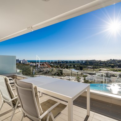 Moderno Apartamento de 3 dormitorios con vistas panorámicas al mar en Cancelada, Estepona