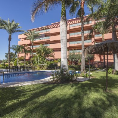 Apartamento en venta en Las Salinas, Estepona Este