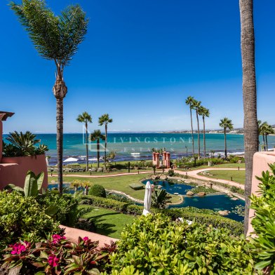 Apartamento de Lujo en Primera Línea de Playa con Vistas Inigualables en Cabo Bermejo, Estepona