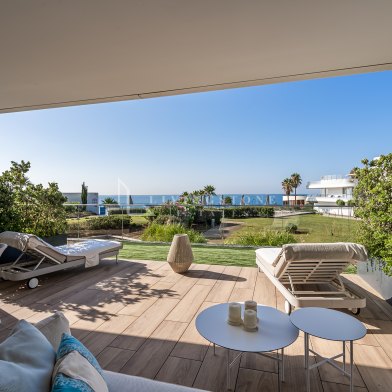 Exquisito apartamento en planta baja en primera linea de playa en Estepona Oeste