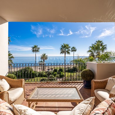 Beachfront Apartment with Panoramic Views in Bahía del Velerín, Estepona