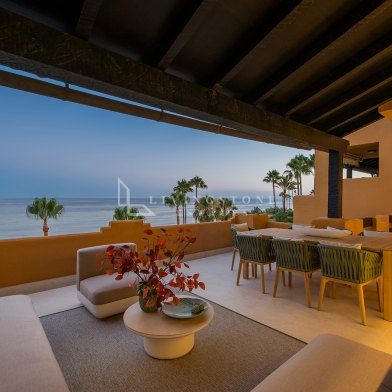 Excepcional Apartamento de 3 Dormitorios en Primera Línea de Playa en Venta en Los Granados del Mar, Estepona con Impresionantes Vistas al Mar