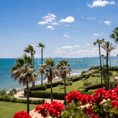 Excepcional Apartamento de 3 Dormitorios en Primera Línea de Playa en Venta en Los Granados del Mar, Estepona con Impresionantes Vistas al Mar