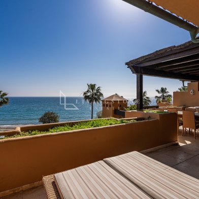 Fantastic beachfront apartment with direct sea views in Los Granados del Mar