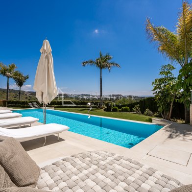 Elegant Five-Bedroom Villa with Panoramic Views in Rio Real Golf, Marbella