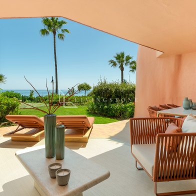 Elegant Beachfront Apartment in Menara Beach, Estepona East