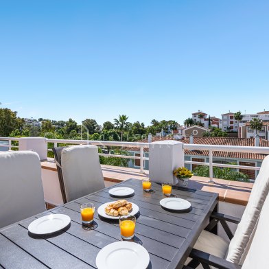 Elegant Two-Bedroom Apartment in El Paraiso, Estepona East