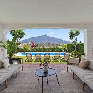 Contemporary Villa with Panoramic Views in Los Naranjos, Nueva Andalucia