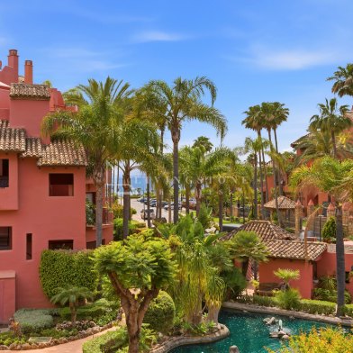 Elegante ático dúplex en primera línea de playa en Menara Beach, Estepona Este.