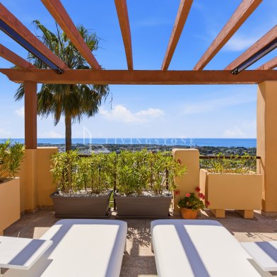 Attractive penthouse with panoramic sea and mountains views!