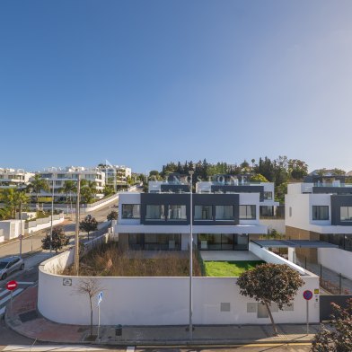 Impresionante villa pareada moderna en Atalaya, Estepona Este