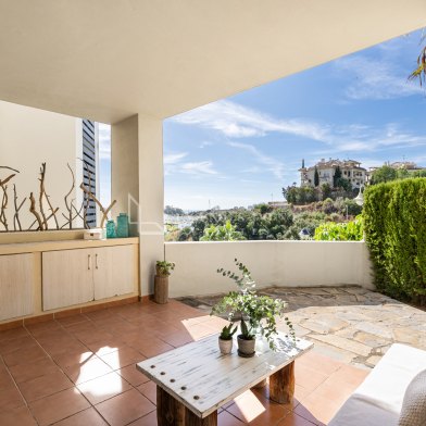 Elegant Ground Floor Apartment with Private Garden in Selwo, Estepona