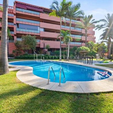 Ground Floor Apartment zu verkaufen auf Las Salinas, Estepona Ost