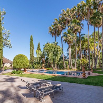 Villa en primera línea de golf con amplios espacios en Río Real, Marbella Este