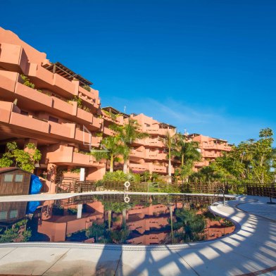 Gran apartamento de 4 dormitorios en la prestigiosa zona de playa de New Golden Mile!