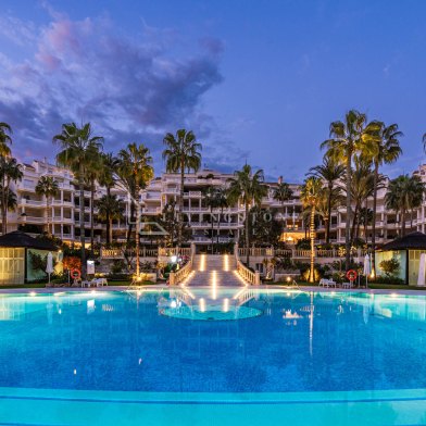 Exceptional fully refurbished 3 bedrooms front line beach apartment in Las Dunas Park on the New Golden Mile