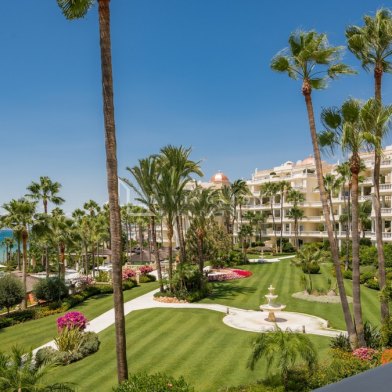 Exceptional fully refurbished 3 bedrooms front line beach apartment in Las Dunas Park on the New Golden Mile