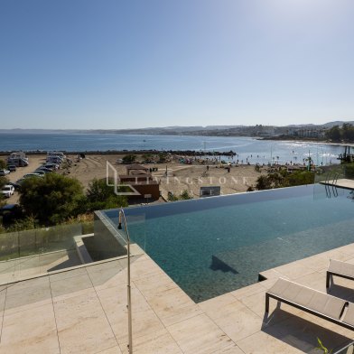 Exclusivo apartamento de nueva construcción en primera línea de playa en Estepona Puerto