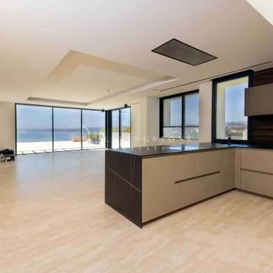 Front Line Beach Penthouse with Panoramic Terraces in Estepona Puerto