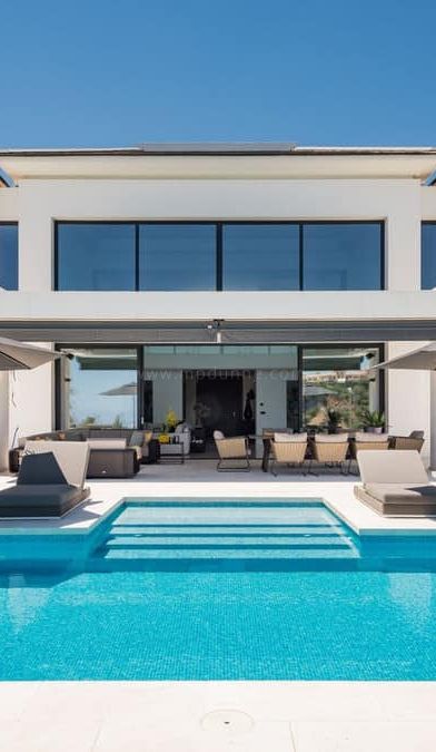 Villa moderna en primera línea de golf con vistas al mar en Benahavis