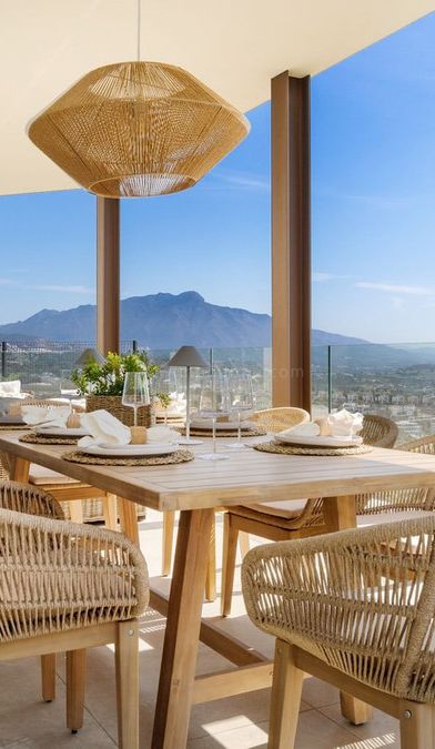 Moderne Villa mit Panoramablick auf Meer und Berge in Benahavís