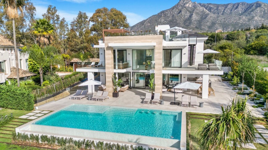 Espectacular gran villa de estilo contemporáneo en la Milla de Oro de Marbella